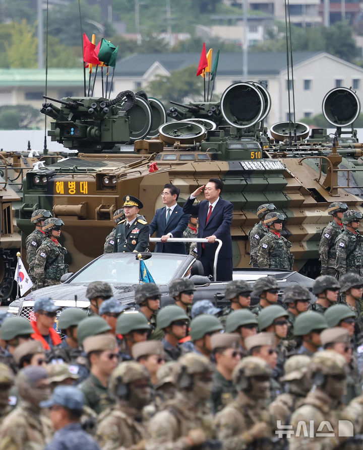 [성남=뉴시스] 조수정 기자 = 윤석열 대통령이 1일 성남 서울공항에서 열린 건군 제76주년 국군의날 기념식에서 열병차량에 탑승해 사열하고 있다. 2024.10.01. chocrystal@newsis.com