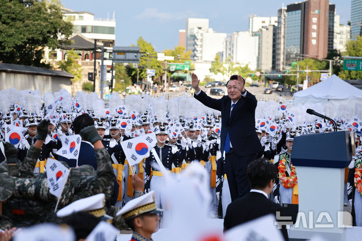 [서울=뉴시스] 최진석 기자 = 윤석열 대통령이 건군 76주년 국군의날 시가행진이 열린 1일 서울 광화문 월대 앞 무대에서 격려사에 앞서 시가행진에 참여한 군 장병들에게 인사하고 있다. (대통령실통신사진기자단) 2024.10.01. myjs@newsis.com