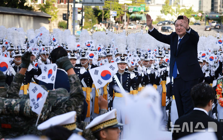 [서울=뉴시스] 최진석 기자 = 윤석열 대통령이 건군 76주년 국군의날 시가행진이 열린 1일 서울 광화문 월대 앞 무대에서 격려사에 앞서 시가행진에 참여한 군 장병들에게 인사하고 있다. (대통령실통신사진기자단) 2024.10.01. myjs@newsis.com