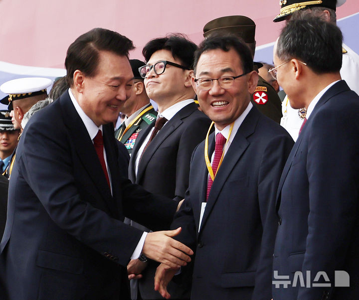 [성남=뉴시스] 조수정 기자 = 윤석열 대통령이 1일 성남 서울공항에서 열린 건군 제76주년 국군의날 기념식을 마친 뒤 퇴장하며 추경호 국민의힘 원내대표와 악수하고 있다. 오른쪽부터 추 원내대표, 주호영 국회부의장, 한동훈 국민의힘 대표. 2024.10.01. chocrystal@newsis.com