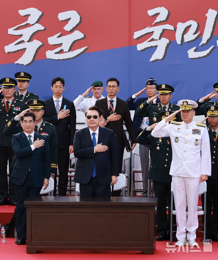 [서울=뉴시스] 최진석 기자 = 윤석열 대통령이 건군 76주년 국군의날 시가행진이 열린 1일 서울 광화문 광장 관람 무대에서 국기에 경례하고 있다. (대통령실통신사진기자단) 2024.10.01. myjs@newsis.com