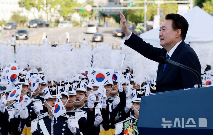 [서울=뉴시스] 최진석 기자 = 윤석열 대통령이 건군 76주년 국군의날 시가행진이 열린 1일 서울 광화문 월대 앞 무대에서 격려사에 앞서 국군 장병들에게 인사하고 있다. (대통령실통신사진기자단) 2024.10.01. myjs@newsis.com