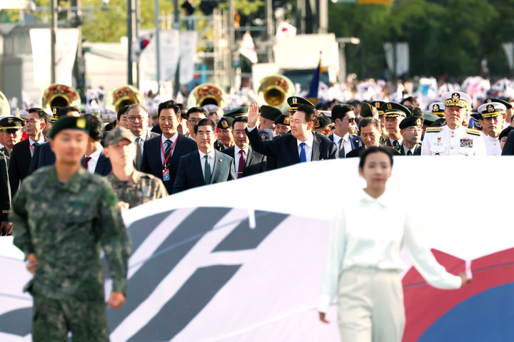 [서울=뉴시스] 최진석 기자 = 윤석열 대통령이 1일 서울 광화문 일대에서 열린 건군 76주년 국군의날 시가행진에서 국민과 함께 행진하고 있다. (사진=대통령실 제공) 2024.10.01. photo@newsis.com *재판매 및 DB 금지