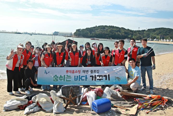 인천 왕산해수욕장서 진행한 '숨쉬는 바다 가꾸기'. (사진=롯데홈쇼핑 제공) *재판매 및 DB 금지