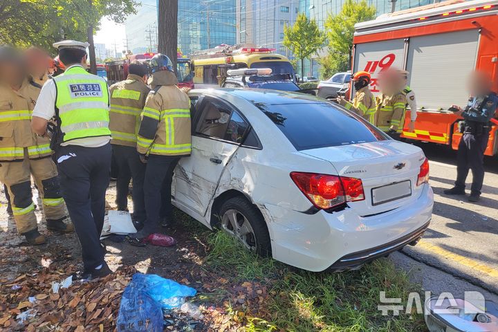 [인천=뉴시스] 이루비 기자 = 2일 오전 인천 부평구 십정동 한 도로를 달리던 승용차가 인도로 돌진해 가로수를 들이받았다. (사진=인천소방본부 제공) 2024.10.02. photo@newsis.com