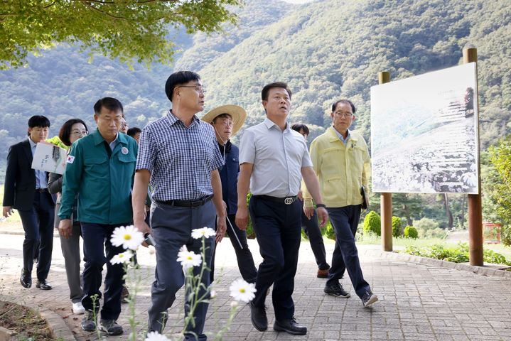 지난달 30일 정읍시 주요사업장 현장점검에 나선 이학수 시장(왼쪽 두번째)이 박일 시의장(왼쪽 첫번째) 등과 함께 구절초꽃축제장의 시설 등을 살피고 있다. *재판매 및 DB 금지