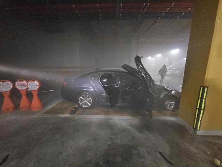 [부산=뉴시스] 2일 오전 부산 부산진구의 한 아파트 지하주차장에 주차된 승용차에서 불이 났다. (사진=부산소방재난본부 제공) 2024.10.24. photo@newsis.com *재판매 및 DB 금지