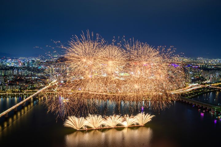 [서울=뉴시스]서울세계불꽃축제 2023에서 선보인 한화의 불꽃. (사진=한화) 2024.10.03 photo@newsis.com *재판매 및 DB 금지