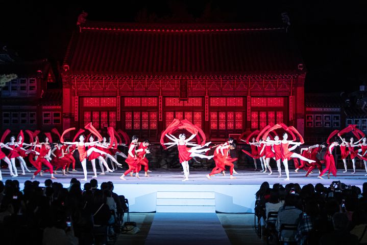 [서울=뉴시스] 고궁음악회-발레×수제천 (사진=국가유산진흥원 제공) 2024.10.02. photo@newsis.com *재판매 및 DB 금지