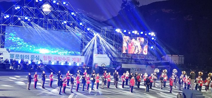 [계룡=뉴시스]계룡군문화축제 및 지상군페스티벌이 2일 계룡대 활주로에서 개막했다. 올해 한미동맹 71주년 기념 한미군악대가 합동공연을 갖고 있다. 2024. 10. 02 kshoon0663@newsis.com *재판매 및 DB 금지