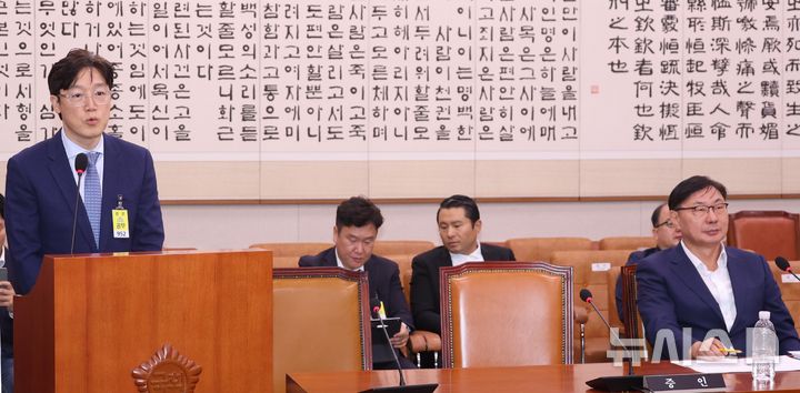 [서울=뉴시스] 조성봉 기자 = 엄용수 전 쌍방울 회장 비서실장이 2일 오후 서울 여의도 국회 법제사법위원회에서 열린 박상용 검사 탄핵소추사건 조사 청문회에서 의원들의 질의에 답변하고 있다.오른쪽은 이화영 전 경기도평화부지사. 2024.10.02. suncho21@newsis.com