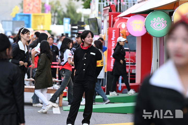 [광주=뉴시스] 박기웅 기자 = 제21회 광주 추억의 충장축제 첫날인 2일 오후 광주 동구 금남로 거리에서 시민들이 축제를 즐기고 있다. 2024.10.02. pboxer@newsis.com