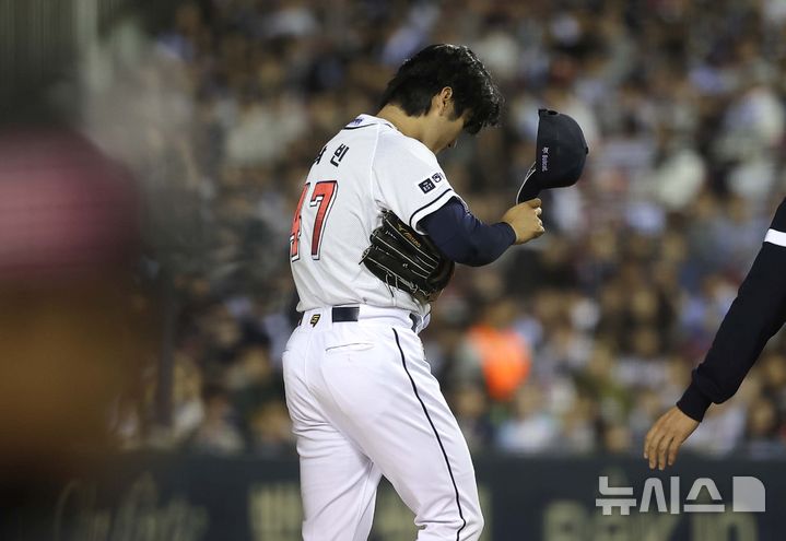 [서울=뉴시스] 정병혁 기자 = 2일 서울 송파구 잠실야구장에서 열린 2024 KBO 포스트시즌 와일드카드 결정 1차전 kt 위즈와 두산 베어스의 경기, 2회초 무사 주자없는 상황 kt 심우준에 볼넷을 내준 두산 선발 곽빈이 교체되고 있다. 2024.10.02. jhope@newsis.com