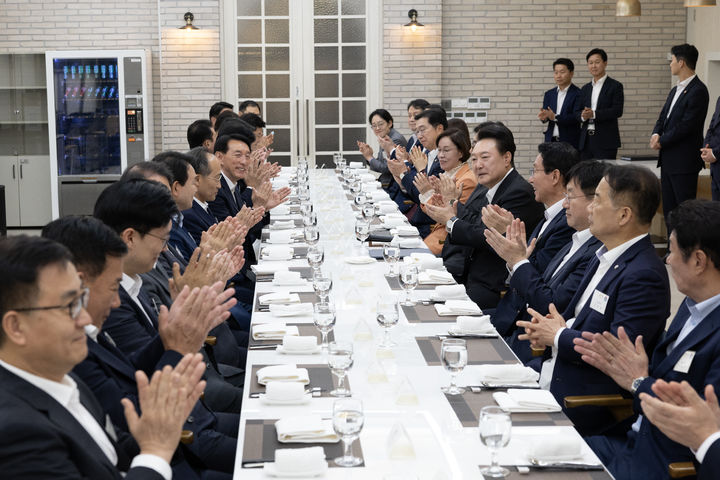 [서울=뉴시스] 최진석 기자 = 윤석열 대통령이 2일 서울 용산 대통령실 파인그라스에서 열린 국민의힘 원내지도부·상임위원장·간사단 초청 격려 만찬에서 박수를 치고 있다. (사진=대통령실 제공) 2024.10.02. photo@newsis.com *재판매 및 DB 금지