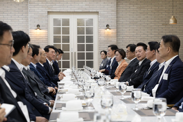 [서울=뉴시스] 최진석 기자 = 윤석열 대통령이 2일 서울 용산 대통령실 파인그라스에서 열린 국민의힘 원내지도부·상임위원장·간사단 초청 격려 만찬에서 발언하고 있다. (사진=대통령실 제공) 2024.10.02. photo@newsis.com *재판매 및 DB 금지