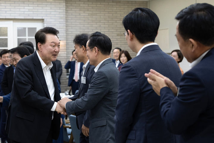 [서울=뉴시스] 최진석 기자 = 윤석열 대통령이 2일 서울 용산 대통령실 파인그라스에서 국민의힘 원내지도부·상임위원장·간사단을 초청해 격려 만찬에서 참석자들과 인사를 나누고 있다. (사진=대통령실 제공) 2024.10.02. photo@newsis.com *재판매 및 DB 금지