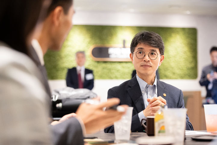 [서울=뉴시스] 김근수 기자 = 김완섭 환경부 장관이 지난 2일 인천 서구 한국환경공단을 방문해 직원들과 간담회를 하고 있는 모습. (사진= 환경부 제공) 2024.10.02. photo@newsis.com *재판매 및 DB 금지