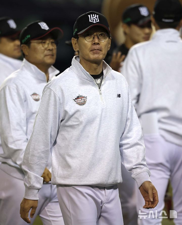 [서울=뉴시스] 정병혁 기자 = 2일 서울 송파구 잠실야구장에서 열린 2024 KBO 포스트시즌 와일드카드 결정 1차전 kt 위즈와 두산 베어스의 경기, 4-0으로 승리한 kt 이강철 감독이 미소를 짓고 있다. 2024.10.02. jhope@newsis.com