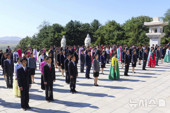 [평양=AP/뉴시스] 3일 북한 평양 주민들이 개천절을 기념해 단군릉 앞에서 제례 의식을 행하며 참배하고 있다. 2024.10.04.