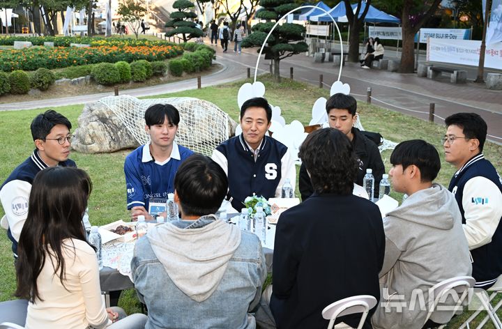 [서울=뉴시스]오세훈 서울시장이 학생들과 이야기를 나누는 모습. (사진=서울시 제공). 2024.10.03. photo@newsis.com