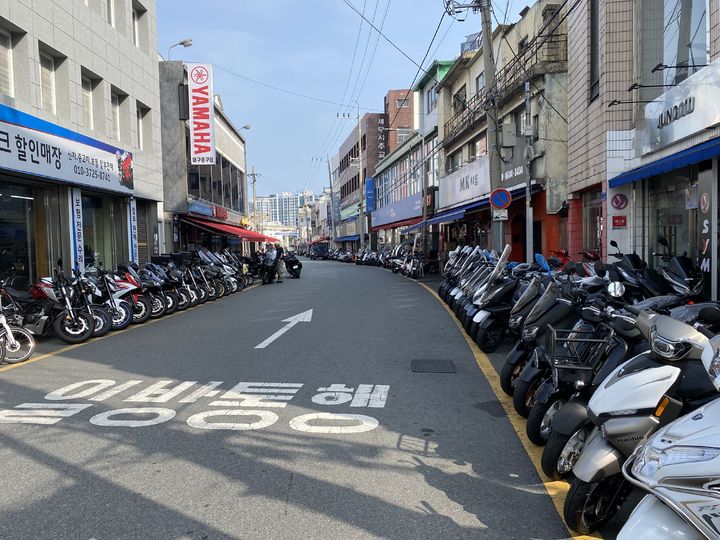 [대구=뉴시스] 대구시 중구는 행정안전부 주관 '2025년 간판개선사업' 공모에 최종 선정됐다. 인교동오토바이골목 사진. (사진=대구시 중구 제공) 2024.10.03. photo@newsis.com *재판매 및 DB 금지