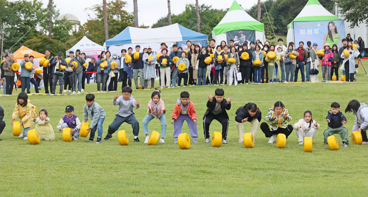 [임실=뉴시스] 김종효 기자 = 3일 '2024 임실N치즈축제'가 개막한 전북 임실치즈테마파크에서 어린이들이 치즈굴리기 이벤트를 하고 있다. (사진=임실군청 제공) 2024.10.03. photo@newsis.com *재판매 및 DB 금지