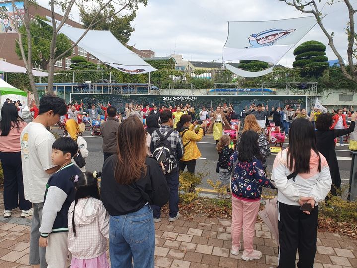 3일 군산시 시간여행마을 일원에서 ‘2024 군산시간여행축제’가 한창이다. 이  축제는 오는 6일까지 나흘간 진행된다. *재판매 및 DB 금지