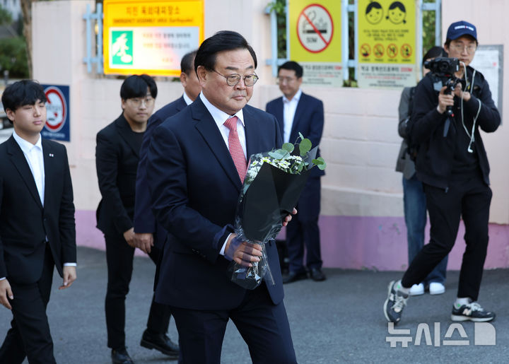 [서울=뉴시스] 홍효식 기자 = 조전혁 서울시교육감 후보가 3일 서울 서초구 서이초등학교 정문 앞에서 순직 교사를 추모하며 헌화하기 위해 이동하고 있다. 2024.10.03. yesphoto@newsis.com