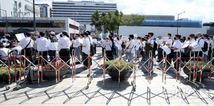 [서울=뉴시스] 추상철 기자 = 3일 오후 서울 용산구 대통령실 앞에서 열린 '의학교육평가원 무력화 저지를 위한 전국의과대학 교수 결의대회'에서 참가자들이 피켓을 들고 있다. 2024.10.03. scchoo@newsis.com