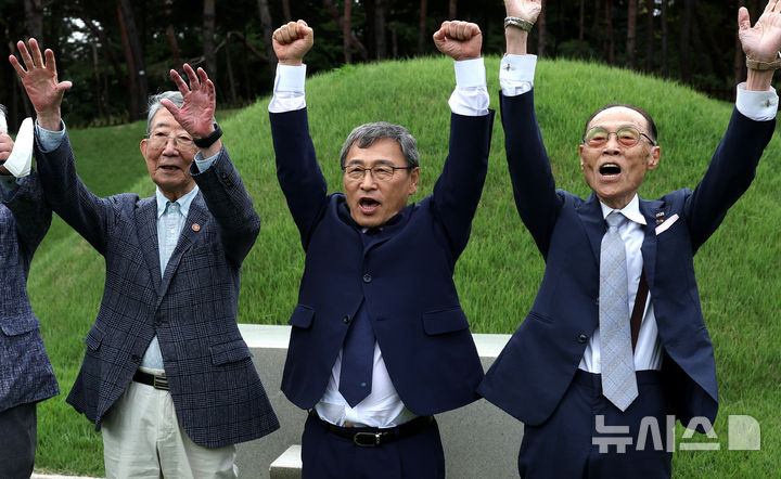 [서울=뉴시스] 추상철 기자 = 정근식(왼쪽 두번째) 서울시교육감 보궐선거 후보가 3일 오후 서울 용산구 백범김구선생의 묘를 참배한 후 독립운동가 후손과 함께 '대한독립만세'를 외치고 있다. 2024.10.03. scchoo@newsis.com