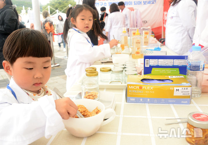 [진안=뉴시스] 김얼 기자 = 2024 진안 홍삼축제가 개막한 3일 전북 진안군 마이산 북부 특설무대에 마련된 진안홍삼연구소 직업체험관을 찾은 어린이들이 체험을 하고 있다. 2024.10.03. pmkeul@newsis.com