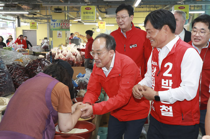 [강화=뉴시스] 권창회 기자 = 추경호 국민의힘 원내대표가 3일 오후 인천시 강화군 강화풍물시장에서 2024 하반기 재·보궐선거 강화군수에 출마한 박용철 후보 지원유세를 하고 있다. (사진=국민의힘 제공) 2024.10.03. photo@newsis.com *재판매 및 DB 금지