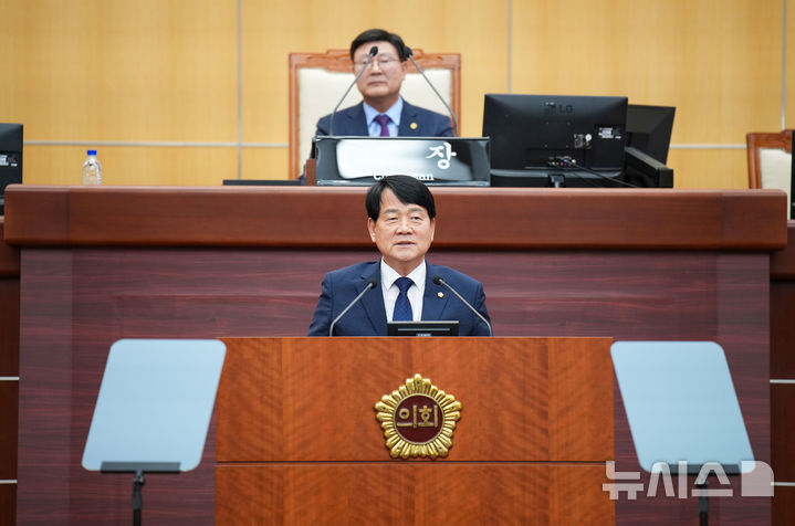 [전주=뉴시스] 김민수 기자= 전북도자치의원 강동화 의원(전주8)이 4일 열린 제414회 임시회 제1차 본회의에서 ‘정부의 국기태권도 유네스코 등재 촉구 건의안’에 대해 제안 설명하고 있다. 2024.10.04 *재판매 및 DB 금지