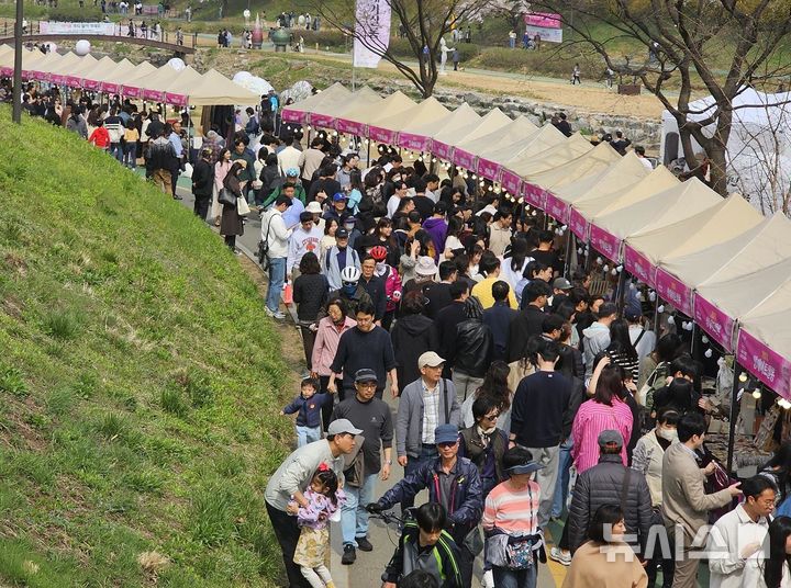 [서울=뉴시스]서울 서초구는 10월 한달간 주말마다 양재천에서 공예품과 즐거운 이벤트를 즐길 수 있는 '양재아트살롱'을 운영한다고 4일 밝혔다. (사진=서초구 제공). 2024.10.04. photo@newsis.com 