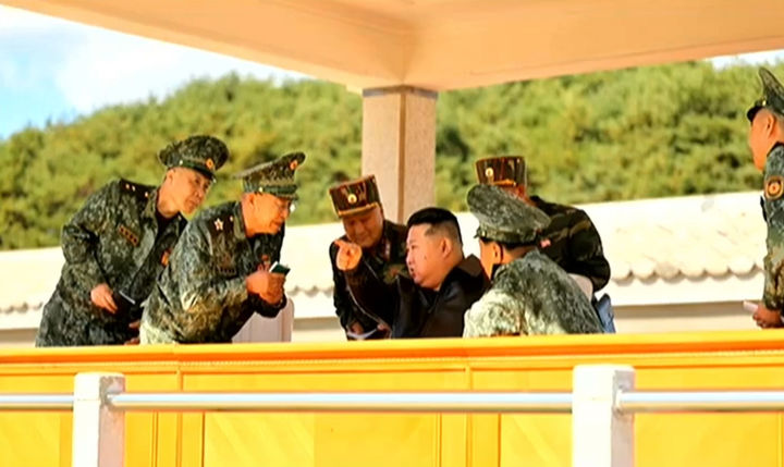 [서울=뉴시스] 북한 조선중앙TV는 김정은 국무위원장이 2일 서부지구 조선인민군(북한군) 특수작전부대 훈련기지를 현지시찰하고 전투원들의 훈련실태를 점검했다고 4일 보도했다. (사진=조선중앙TV 캡쳐) 2024.10.04. photo@newsis.com *재판매 및 DB 금지