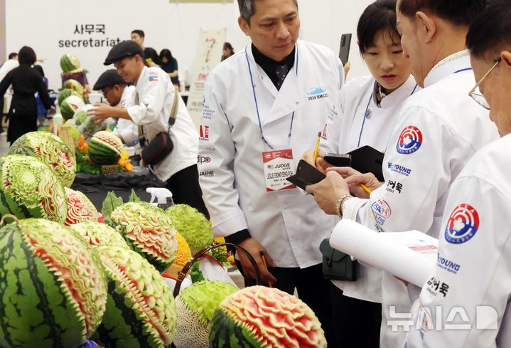 [부산=뉴시스] 하경민 기자 = '제7회 부산마리나셰프챌린지대회'가 열린 4일 부산 해운대구 벡스코 제1전시장에서 세계조리사연맹(WACS)의 국제심사관들이 카빙 작품을 평가하고 있다. 이번 대회에는 국내 조리학과 학생과 일반 셰프, 시민 등 300여 명이 참가했다. 2024.10.04. yulnetphoto@newsis.com