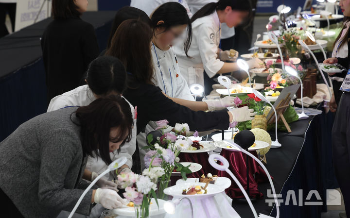 [부산=뉴시스] 하경민 기자 = '제7회 부산마리나셰프챌린지대회'가 열린 4일 부산 해운대구 벡스코 제1전시장에서 출전 선수가 자신의 요리 작품을 전시하고 있다.  이번 대회에는 국내 조리학과 학생과 일반 셰프, 시민 등 300여 명이 참가했다. 2024.10.04. yulnetphoto@newsis.com