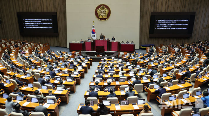 [서울=뉴시스] 조성우 기자 = 4일 오후 서울 여의도 국회에서 열린 제418회 국회(정기회) 제10차 본회의에서 윤석열대통령배우자김건희의주가조작사건등의진상규명을위한특별검사임명등에관한법률안, 순직해병수사방해및사건은폐등의진상규명을위한특별검사의임명등에관한법률안, 지역사랑상품권이용활성화에관한법률일부개정법률안재의의건이 상정되고 있다. 2024.10.04. xconfind@newsis.com