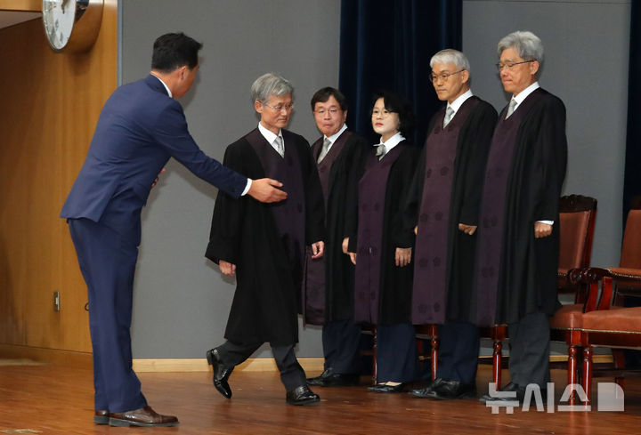 [서울=뉴시스] 김혜진 기자 = 조희대 대법원장이 4일 오후 서울 서초구 대법원에서 열린 신임 법관 임명식에 참석하고 있다. 2024.10.04. jini@newsis.com