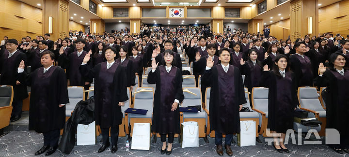 [서울=뉴시스] 김혜진 기자 = 4일 오후 서울 서초구 대법원에서 열린 신임 법관 임명식에서 신임 법관들이 선서를 하고 있다. 2024.10.04. jini@newsis.com