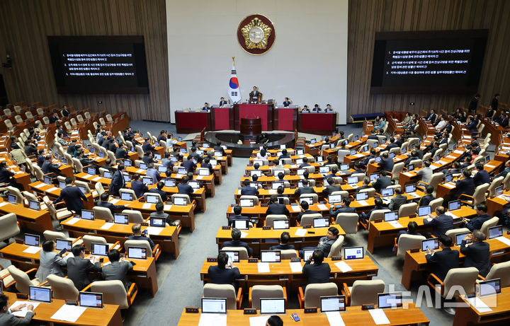 [서울=뉴시스] 조성우 기자 = 4일 오후 서울 여의도 국회에서 열린 제418회 국회(정기회) 제10차 본회의에서 윤석열대통령배우자김건희의주가조작사건등의진상규명을위한특별검사임명등에관한법률안, 순직해병수사방해및사건은폐등의진상규명을위한특별검사의임명등에관한법률안, 지역사랑상품권이용활성화에관한법률일부개정법률안재의의건이 부결되고 있다. 2024.10.04. xconfind@newsis.com