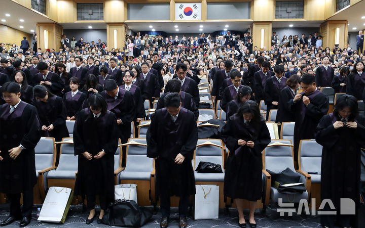 [서울=뉴시스] 김혜진 기자 = 4일 오후 서울 서초구 대법원에서 열린 신임 법관 임명식에서 신임 법관들이 법복을 착용하고 있다. 2024.10.04. jini@newsis.com