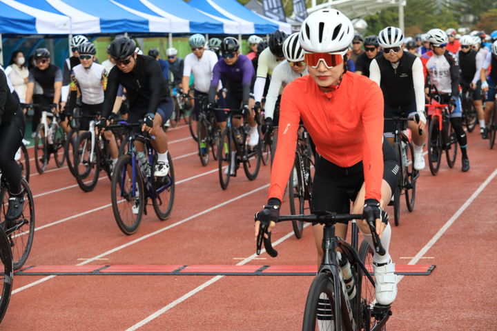 [진안=뉴시스]자전거 동호인의 축제인 '투르드 진안고원' 대회도 진안군 일원에서 열렸다. (사진=진안군 제공) 2024.10.05. photo@newsis.com  *재판매 및 DB 금지