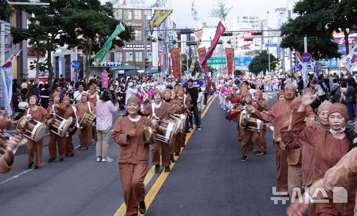 [제주=뉴시스] 오영재 기자 = 5일 오후 제주시 탐라문화광장에서 열린 제63회 탐라문화제에서 참가팀들이 탐라퍼레이드를 하고 있다. 2024.10.05. oyj4343@newsis.com 