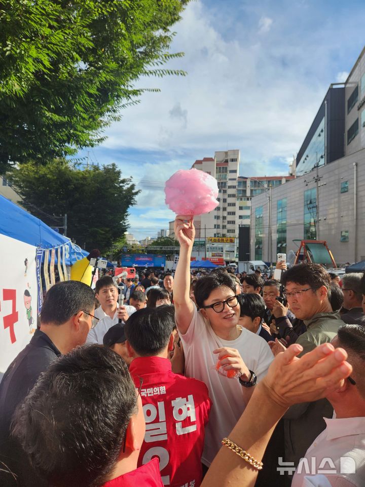 [부산=뉴시스] 최영서 기자 = 한동훈 국민의힘 대표가 5일 부산 금정구 남산시장에서 열린 ‘행복한 남산 금정애(愛) 와야제’ 축제 현장을 방문해 윤일현 금정구청장 후보의 지지를 호소하고 있다. 2024.10.05. oungagain@newsis.com