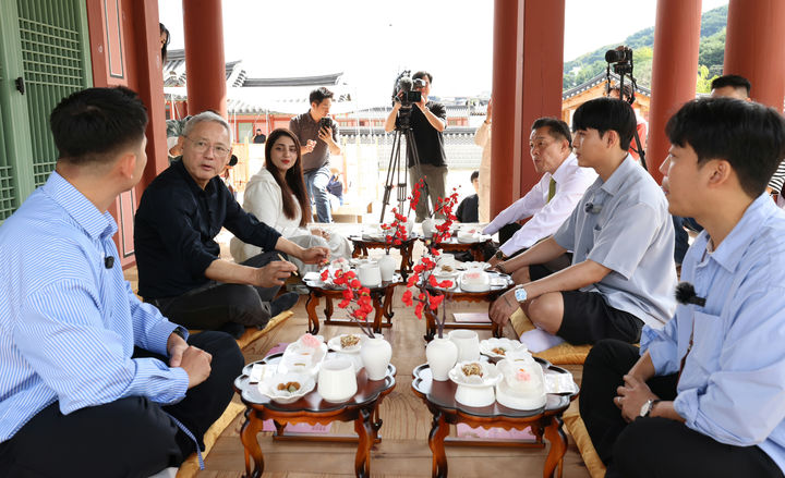 [서울=뉴시스] 김명년 기자 = 유인촌 문화체육관광부 장관이 5일 수원화성문화제가 열리고 있는 경기도 수원행궁 우회관에서 베트남, 이란 등 해외 인플루언서와 함께 정조의 다소반과 맛보기 체험을 하고 있다.(사진=문화체육관광부 제공) 2024.10.05. photo@newsis.com *재판매 및 DB 금지