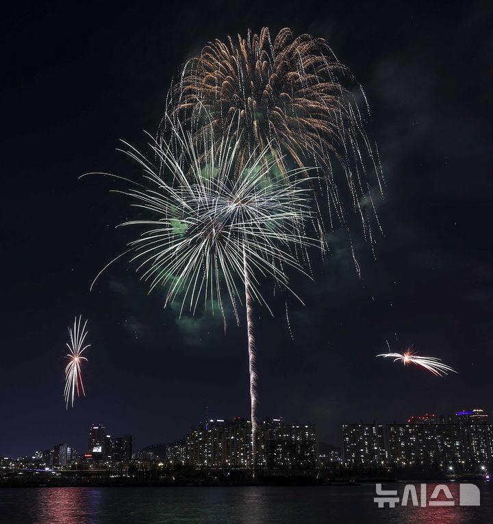 [서울=뉴시스] 정병혁 기자 = 5일 서울 영등포구 여의도한강공원 일대에서 열린 2024 서울세계불꽃축제에서 미국의 불꽃들이 밤하늘을 수놓고 있다. 올해로 20회를 맞는 서울세계불꽃축제는 한국, 미국, 일본팀이 참여하며, 주제는 ‘다채로운 불꽃처럼 자신의 꿈을 그려가는 당신(Light Up Your Dream)’이다. 2024.10.05. jhope@newsis.com