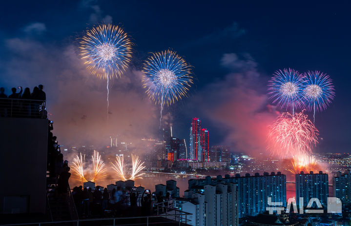 [서울=뉴시스] 김명년 기자 = 5일 오후 서울 여의도 한강공원 일원에서 2024 서울세계불꽃축제가 열리고 있다. 2024.10.05. kmn@newsis.com