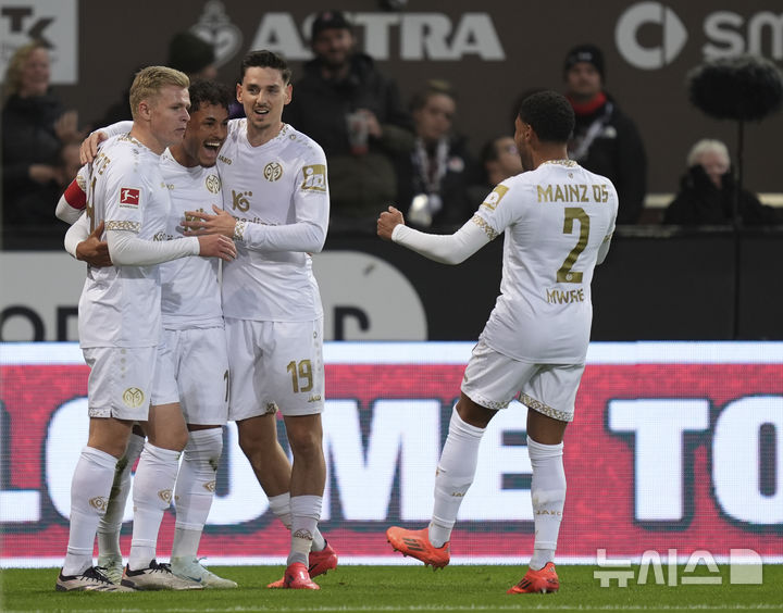 Mainz' Armindo Sieb, second left, celebrates after scoring his side's second goal during the German Bundesliga soccer match between FC St. Pauli and 1. FSV Mainz 05 in Hamburg, Germany, Saturday, Oct. 5, 2024. (Marcus Brandt/dpa via AP)