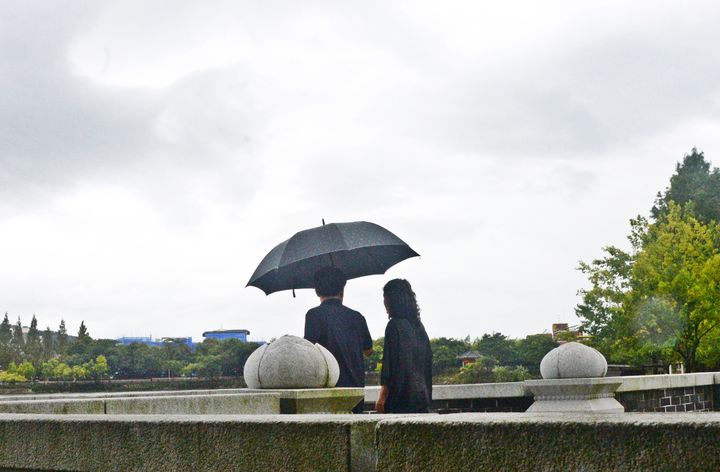 [전주=뉴시스] 김얼 기자 = 전북 전주덕진공원을 찾은 시민들이 우산으로 비를 피하며 산책을 하고 있다.. pmkeul@newsis.com *재판매 및 DB 금지